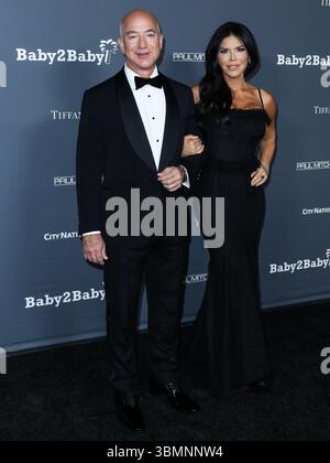 (FILE) Jeff Bezos et Lauren Sanchez sont mariés ! Ils ont noué le nœud lors d'une cérémonie de cravate noire sur l'île de San Giorgio Maggiore à Venise, en Italie, le vendredi 27 juin 2025. WEST HOLLYWOOD, LOS ANGELES, CALIFORNIE, États-Unis - 13 NOVEMBRE : L'entrepreneur américain / fondateur et président exécutif de Amazon.com Jeff Bezos et sa petite amie / journaliste, auteure et pilote d'hélicoptère Lauren Sanchez, lauréate du Prix Emmy américain, arrivent au Gala de 10 ans Baby2Baby 2021 qui s'est tenu au Pacific Design Center le 13 novembre 2021 à West Hollywood, Los Angeles, Californie, États-Unis. (Photo de Xavier Collin/image Pr Banque D'Images