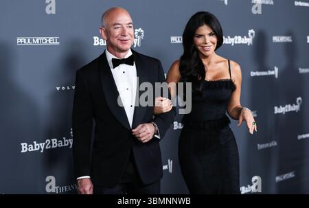 (FILE) Jeff Bezos et Lauren Sanchez sont mariés ! Ils ont noué le nœud lors d'une cérémonie de cravate noire sur l'île de San Giorgio Maggiore à Venise, en Italie, le vendredi 27 juin 2025. WEST HOLLYWOOD, LOS ANGELES, CALIFORNIE, États-Unis - 13 NOVEMBRE : L'entrepreneur américain / fondateur et président exécutif de Amazon.com Jeff Bezos et sa petite amie / journaliste, auteure et pilote d'hélicoptère Lauren Sanchez, lauréate du Prix Emmy américain, arrivent au Gala de 10 ans Baby2Baby 2021 qui s'est tenu au Pacific Design Center le 13 novembre 2021 à West Hollywood, Los Angeles, Californie, États-Unis. (Photo de Xavier Collin/image Pr Banque D'Images