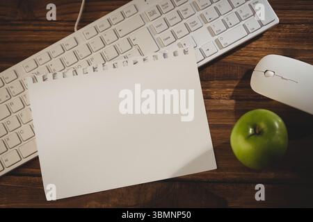 Clavier avec souris et pomme verte sur table Banque D'Images