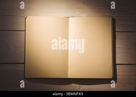 Directement au-dessus du plan de livre ouvert sur la table Banque D'Images