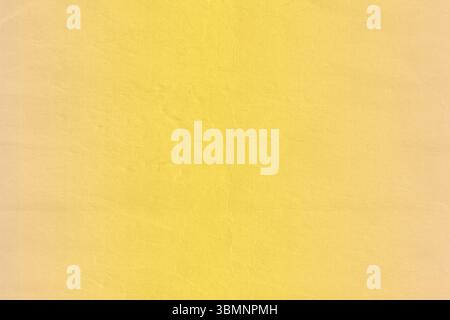 La surface jaune texturée à motif plat présente de subtils plis de tissu et des variations d'ombrage Banque D'Images
