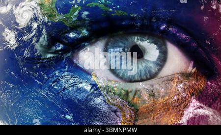 L'œil humain bleu fusionne avec la Terre satellite dans l'art numérique surréaliste montrant ouragan, masses terrestres Banque D'Images