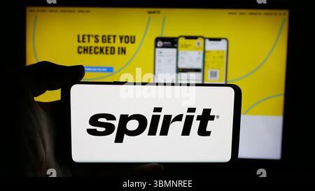 Allemagne. 06 juin 2025. Dans cette illustration photo, une personne tient un téléphone portable avec le logo de la société américaine à bas prix Spirit Airlines Inc sur l'écran devant la page Web. (Photo timon Schneider/SOPA images/SIPA USA) *** strictement à des fins éditoriales *** crédit : SIPA USA/Alamy Live News Banque D'Images