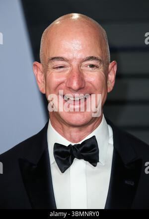 (FILE) Jeff Bezos et Lauren Sanchez sont mariés ! Ils ont noué le nœud lors d'une cérémonie de cravate noire sur l'île de San Giorgio Maggiore à Venise, en Italie, le vendredi 27 juin 2025. BEVERLY HILLS, LOS ANGELES, CALIFORNIE, États-Unis - MARS 04 : entrepreneur et fondateur américain, président exécutif et ancien président et PDG d'Amazon Jeff Bezos arrive à la Vanity Fair Oscar Party 2018 qui s'est tenue au Wallis Annenberg Center for the Performing Arts le 4 mars 2018 à Beverly Hills, Los Angeles, Californie, États-Unis. (Photo de Xavier Collin/image Press Agency) Banque D'Images