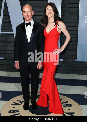 (FILE) Jeff Bezos et Lauren Sanchez sont mariés ! Ils ont noué le nœud lors d'une cérémonie de cravate noire sur l'île de San Giorgio Maggiore à Venise, en Italie, le vendredi 27 juin 2025. BEVERLY HILLS, LOS ANGELES, CALIFORNIE, États-Unis - MARS 04 : entrepreneur et fondateur américain, président exécutif et ancien président et PDG d'Amazon Jeff Bezos et son épouse MacKenzie Bezos arrivent à la Vanity Fair Oscar Party 2018 qui s'est tenue au Wallis Annenberg Center for the Performing Arts le 4 mars 2018 à Beverly Hills, Los Angeles, Californie, États-Unis. (Photo de Xavier Collin/image Press Agency) Banque D'Images