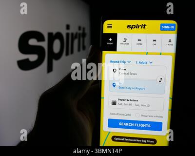 Allemagne. 6 juin 2025. Dans cette illustration photo, une personne tient un téléphone portable avec la page Web de la compagnie américaine à bas prix Spirit Airlines Inc sur l'écran devant le logo. (Crédit image : © timon Schneider/SOPA images via ZUMA Press Wire) USAGE ÉDITORIAL SEULEMENT ! Non destiné à UN USAGE commercial ! Banque D'Images