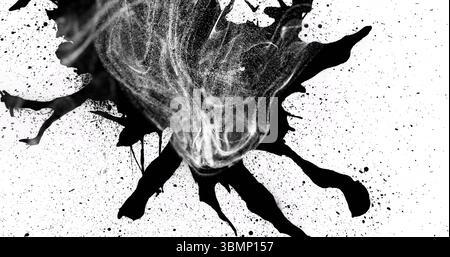 Affichage d'éclaboussures d'encre noire irrégulières sur la surface brillante du papier studio, avec des textures grises tourbillonnantes Banque D'Images