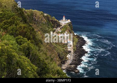 Une vue panoramique du phare de Nordeste directement sur les falaises de l'île des Açores de Sao Miguel, Portugal, Europe Banque D'Images