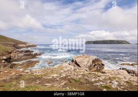 Paysage de mer, ciel bleu falaise avec des nuages. Côte océanique dans le nord-ouest de l'Espagne, région de Galice. Voyages touristiques Banque D'Images