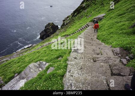 Visiteurs sur le sentier escarpé jusqu'au monastère, île Skellig Michael, Mainistir Fhionain (fourni Fionan's Monastery), comté de Kerry, Irlande, United Ki Banque D'Images