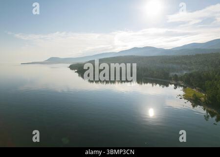 Fantastique panorama du lac Baïkal au coucher du soleil est un lac rift situé dans le sud de la Sibérie, Russie. Vue sur le paysage d'été du lac Baïkal. Drone's Eye View Banque D'Images
