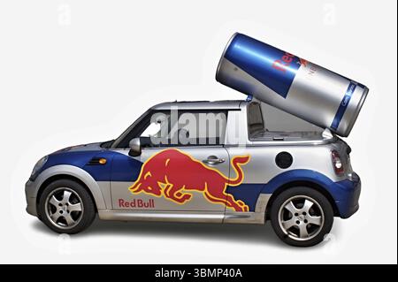 Mini Cooper avec livrée Red Bull portant une canette Red Bull géante promouvant la boisson énergisante Banque D'Images