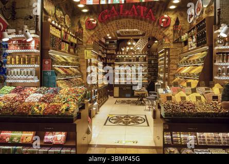 Délices turcs colorés, épices, noix et fruits secs exposés sur les étagères dans un magasin d'épices au Spice Bazaar à Galata, Istanbul Banque D'Images