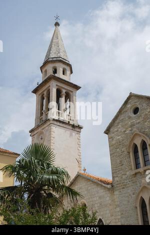 Budva, Monténégro pittoresque vieille ville et architecture des murs de forteresse. Superbes bâtiments historiques en pierre aux toits de tuiles rouges traditionnels Banque D'Images