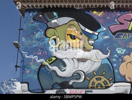Pirate de l'espace avec chapeau de capitaine, crochet et roue du navire fumant devant les planètes et les étoiles, graffiti sur un mur Banque D'Images