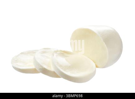 Morceaux de mozzarella Buffalo isolés sur fond blanc. buffle mozzarella tranché isolé sur fond blanc. Banque D'Images