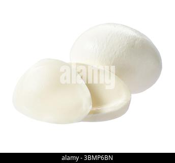 Morceaux de mozzarella Buffalo isolés sur fond blanc. pièce de buffle mozzarella isolé sur fond blanc. Banque D'Images
