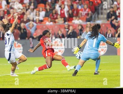 Toronto, Canada. 27 juin 2025. Annabelle Chukwu (C), du Canada, tire lors d'un match amical international féminin entre le Canada et le Costa Rica à Toronto, Canada, le 27 juin 2025. Crédit : Zou Zheng/Xinhua/Alamy Live News Banque D'Images