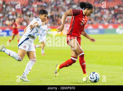 Toronto, Canada. 27 juin 2025. Jade Rose (R), du Canada, fait une percée lors d'un match amical international féminin entre le Canada et le Costa Rica à Toronto, Canada, le 27 juin 2025. Crédit : Zou Zheng/Xinhua/Alamy Live News Banque D'Images