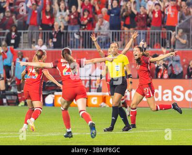 Toronto, Canada. 27 juin 2025. Holly Ward (1re R) du Canada célèbre avoir marqué avec ses coéquipières lors d'un match amical international féminin entre le Canada et le Costa Rica à Toronto, Canada, le 27 juin 2025. Crédit : Zou Zheng/Xinhua/Alamy Live News Banque D'Images
