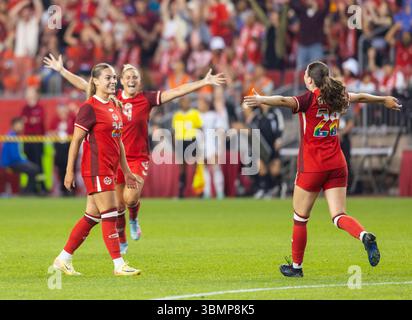 Toronto, Canada. 27 juin 2025. Emma Regan (G) du Canada célèbre avoir marqué avec ses coéquipières lors d'un match amical international féminin entre le Canada et le Costa Rica à Toronto, Canada, le 27 juin 2025. Crédit : Zou Zheng/Xinhua/Alamy Live News Banque D'Images