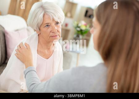 la mère âgée parle à sa fille Banque D'Images