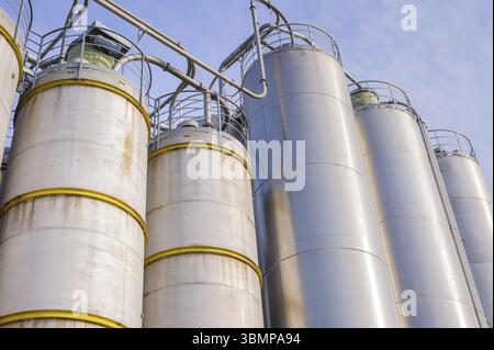 Détail de l'usine de produits chimiques, silos et tuyaux Banque D'Images