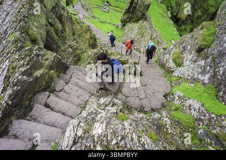 Visiteurs sur le sentier escarpé jusqu'au monastère, île Skellig Michael, Mainistir Fhionain (fourni Fionan's Monastery), comté de Kerry, Irlande, United Ki Banque D'Images