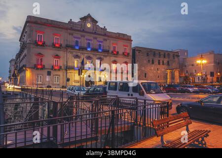 Bord de mer de Taranto en soirée. Une grande ville du sud de l'Italie avec un port industriel. Des rues vides aux lumières d'une belle ville avec un souffle Banque D'Images
