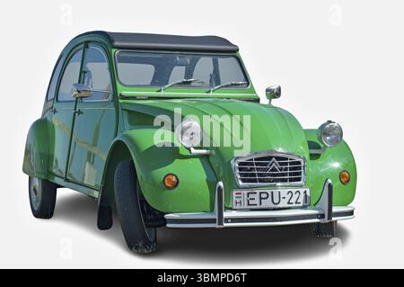 Voiture Citroën 2CV verte classique garée, mettant en valeur son design vintage Banque D'Images