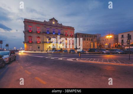 Charmante plage de Taranto le soir. Une grande ville du sud de l'Italie avec un port industriel. Des rues vides aux lumières d'une belle ville avec un Banque D'Images