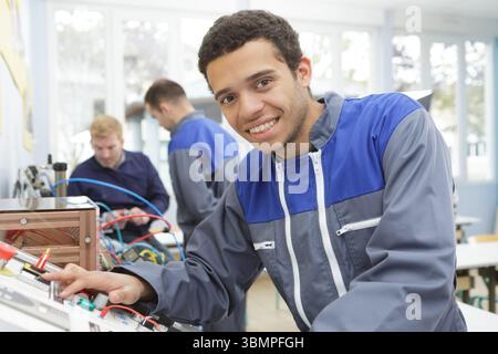 étudiant en génie électrique en apprentissage Banque D'Images