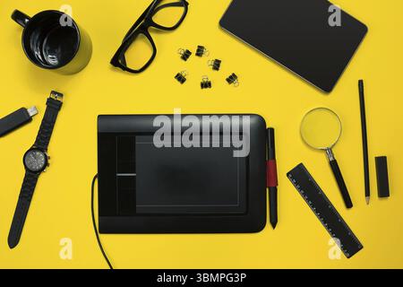 Les objets noirs du bureau sur un fond jaune. Travail et de la créativité. Social media concept image d'en-tête de héros. Vue d'en haut. La vie encore. Copy space Banque D'Images