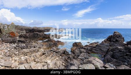 Paysage de mer, ciel bleu falaise avec des nuages. Côte océanique dans le nord-ouest de l'Espagne, région de Galice. Voyages touristiques Banque D'Images