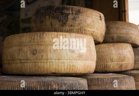 Assortiment de fromages locaux faits à la main, sur une foire des produits traditionnels Banque D'Images