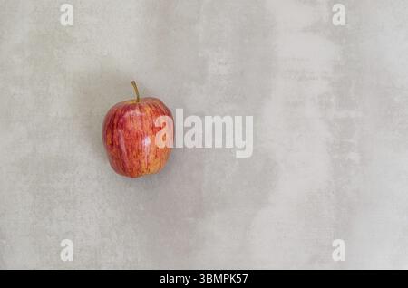 Grand concept de manger sain, pomme sur fond gris. Avec espace de copie Banque D'Images