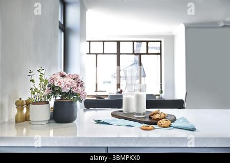 Les cookies et le lait avec une bouteille de lait en verre sur un comptoir de cuisine pour une collation après l'école des cookies et du lait ou des biscuits et crème. Petit-déjeuner dans mes rêves Banque D'Images