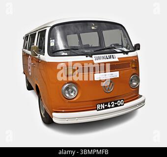 Camionnette Volkswagen Kombi classique, orange et blanc, favorisant le style de vie du surf, garée sur un fond blanc Banque D'Images