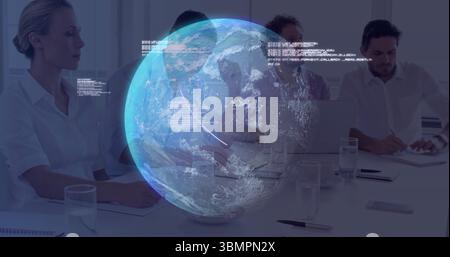 Équipe collaboratrice dans les vêtements d'affaires examinant la stratégie à la table de réunion, avec globe holographique Banque D'Images