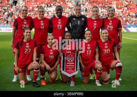 Toronto, Canada. 27 juin 2025. Les 11 premières joueuses pour le Canada de gauche à droite Evelyne viens, Shelina Zadorsky, Simi Awujo, Kailen Sheridan, Julia Grosso, Zara Chavoshi. En bas de gauche à droite Holly Ward, Adriana Leon, Ashley Lawrence, Jessie Fleming, Marie Levasseur posent pour une photo d’équipe avant un match amical international entre le Canada et le Costa Rica au BMO Field. Note finale : 4-1 pour canada crédit : SOPA images Limited/Alamy Live News Banque D'Images