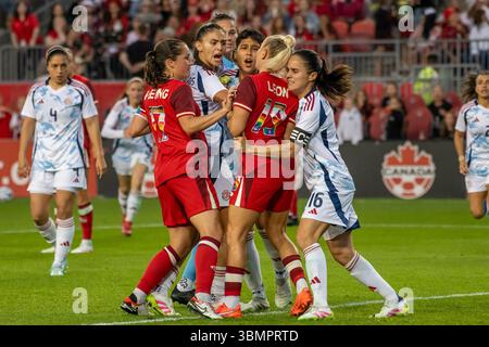 Toronto, Canada. 27 juin 2025. Les joueurs se bagarrent lors du match amical international entre le Canada et le Costa Rica au BMO Field. Note finale : 4-1 pour canada crédit : SOPA images Limited/Alamy Live News Banque D'Images