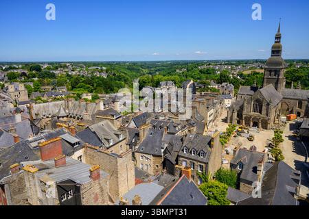 Vue du haut de la Tour de l'horloge sur Dinan, Côtes-d'Armor, Bretagne, France Banque D'Images