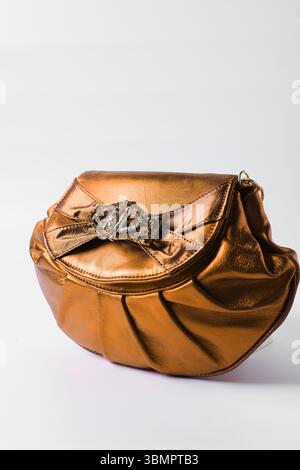 Sac à main orange fait à la main sur un fond blanc, sac à main en cuir orange fait à la main, sac à main artisanal en or orange avec une poignée courte en chaîne Banque D'Images