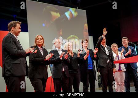 28 juin 2025, Berlin : Lars Klingbeil (gauche-droite, SPD), ministre fédéral des Finances, vice-chancelier et président fédéral du SPD, et Bärbel Bas (SPD), ministre fédéral du travail et des Affaires sociales et présidente du SPD, font leurs adieux aux membres du précédent cabinet fédéral Olaf Scholz (SPD), ancien chancelier fédéral, Nancy Faeser, Saskia Esken, présidente fédérale du SPD, Karl Lauterbach, Svenja Schulze et Hubertus Heil à la conférence du Parti fédéral du SPD. Lors de la conférence du parti, le SPD a l'intention d'élire un nouveau comité exécutif et de lancer un processus de programme. Photo : Kay Nietfeld/dpa Banque D'Images