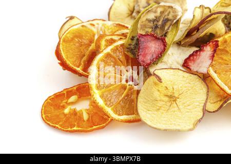 Oranges séchées, bananes et pommes sur fond blanc isolé Banque D'Images
