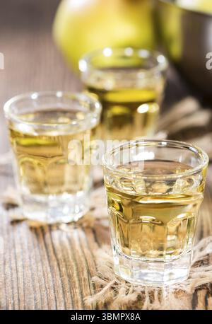 Liqueur Apple Shot (close-up shot) sur fond de bois foncé Banque D'Images