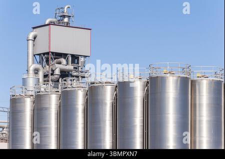 Détail de l'usine de produits chimiques, silos et tuyaux Banque D'Images