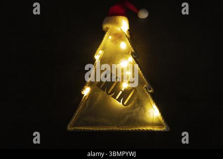 Bâtons de crème glacée d'arbre de Noël faits à la main Storytelling créant une décoration artisanale de vacances de Noël. Activité manuelle tactile. Progression de la Master Class de Banque D'Images