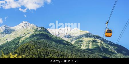 Sella Nevea, Udine, Italie - 10 juillet 2015 : paysage alpin avec cable car Banque D'Images