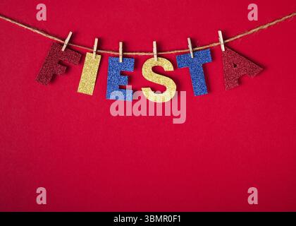 Fiesta Word en papier brillant et épingles sur fond rouge. Concept Cinco de mayo Banque D'Images